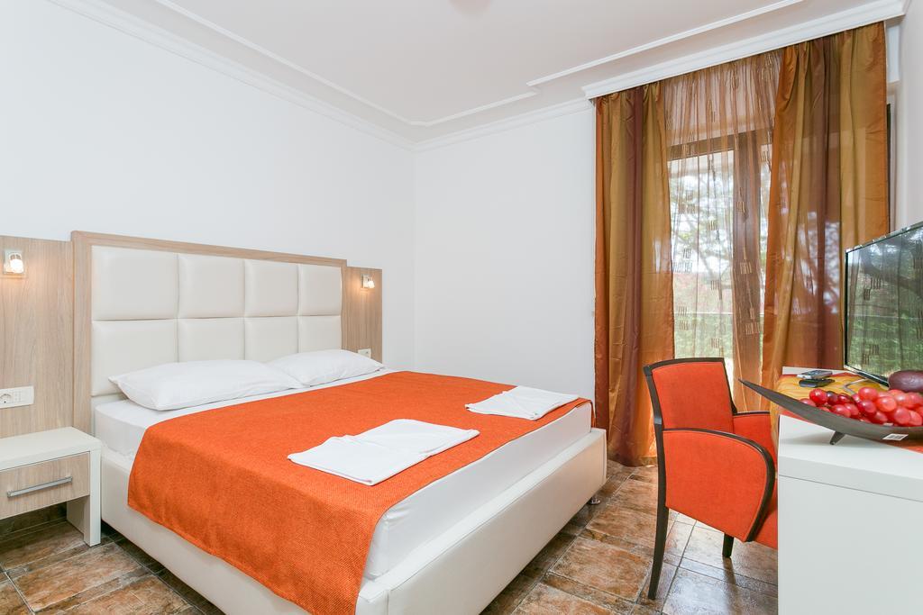 Milan'S Apartments Sveti Stefan Buitenkant foto